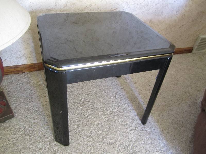 lot 4 image: End table 19 square...