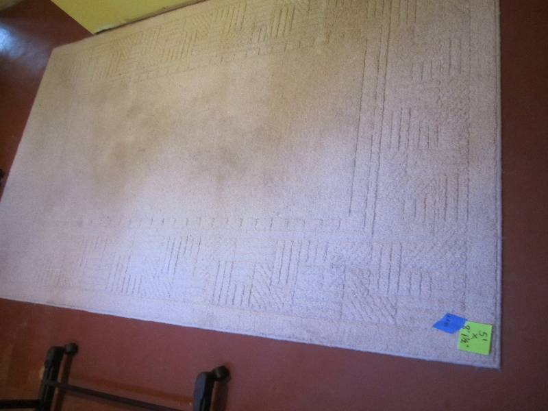 lot 15 image: 5 x 8 1.5 rug...