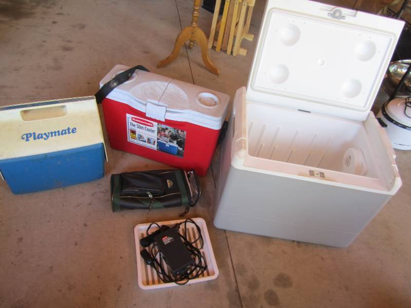 lot 27 image: Coleman electric or AC powered cool...