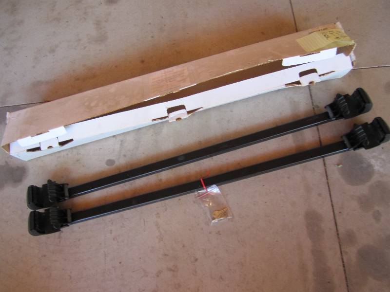 lot 29 image: Locking auto rooftop rack, like new...