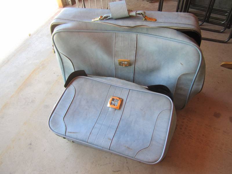 lot 34 image: Vintage 2 piece luggage set...