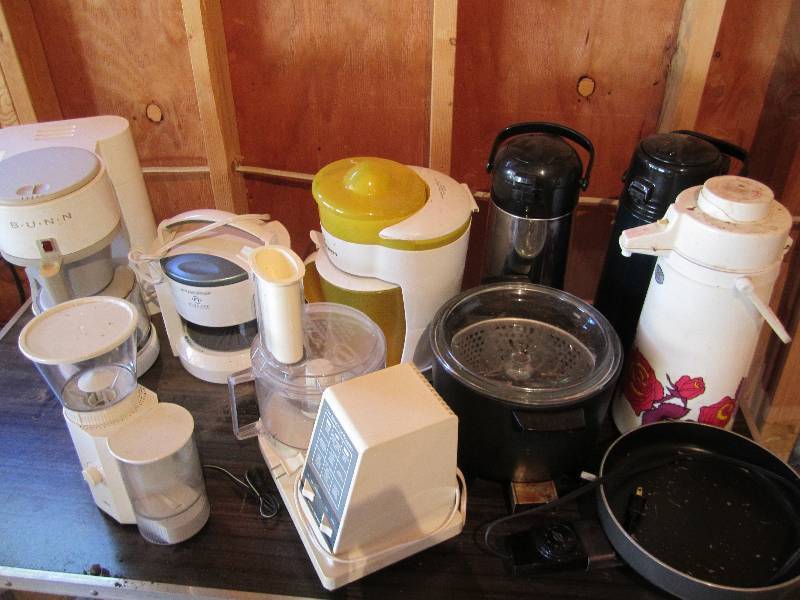 lot 45 image: Lot of kitchen appliances, thermos,...
