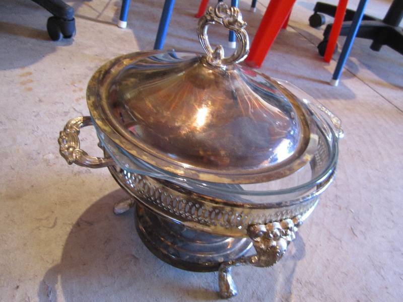 lot 65 image: Serving piece, appears silver plate...