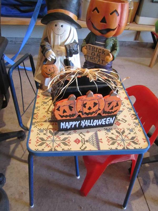 lot 75 image: Lot of halloween dcor on a vintag...
