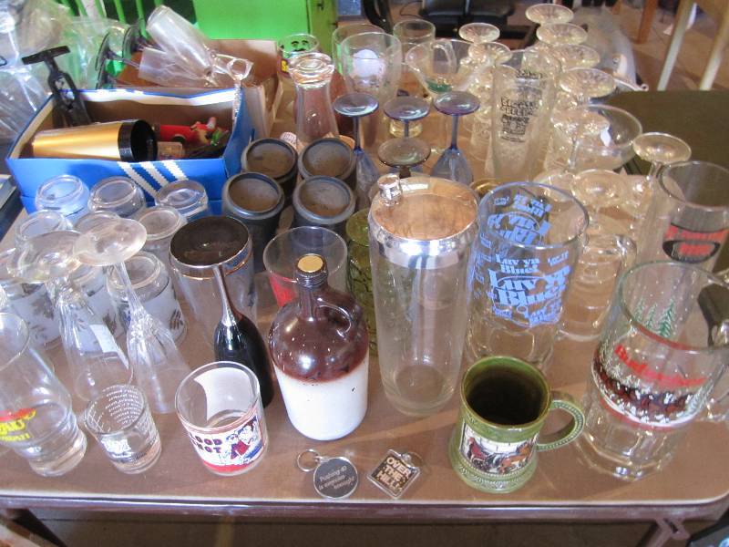 lot 80 image: Large lot of bar glasses, includes ...
