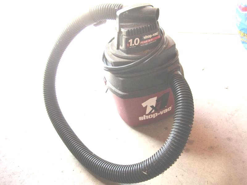 lot 90 image: Small shop vac...