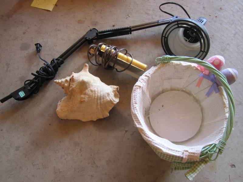 lot 105 image: Large shell, dcor and lamps...