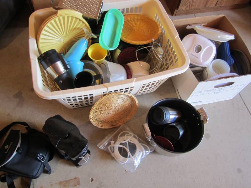 lot 107 image: Lot of clean kitchen supplies, tupp...