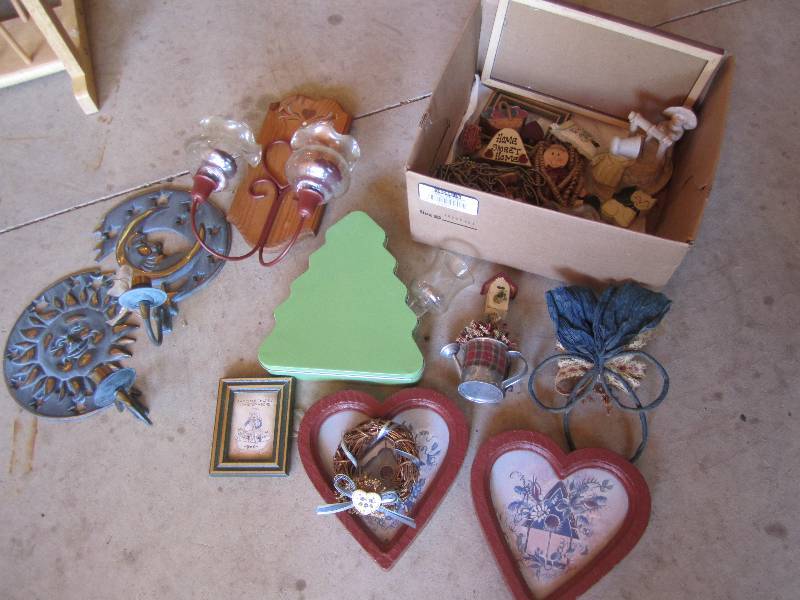 lot 114 image: Lot of household dcor...