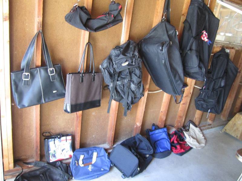 lot 116 image: Large lot of bags, purses or luggag...