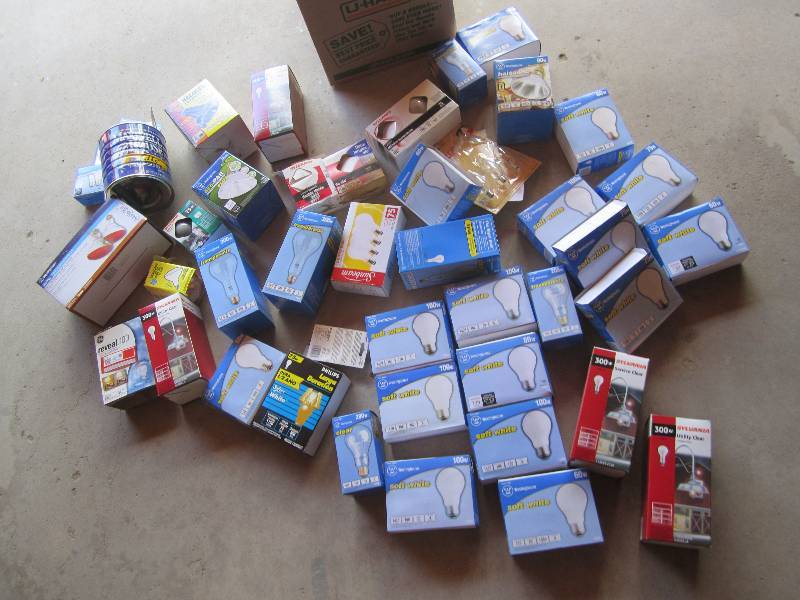 lot 119 image: Large lot of new light bulbs...