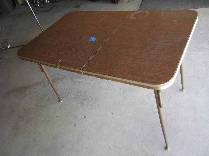 lot 122 image: Vintage table, 30 x 47...