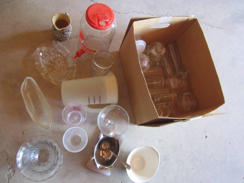 lot 126 image: Lot of glassware and pitchers...