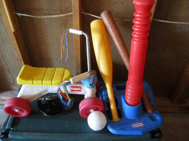 lot 133 image: Lot of vintage toys...