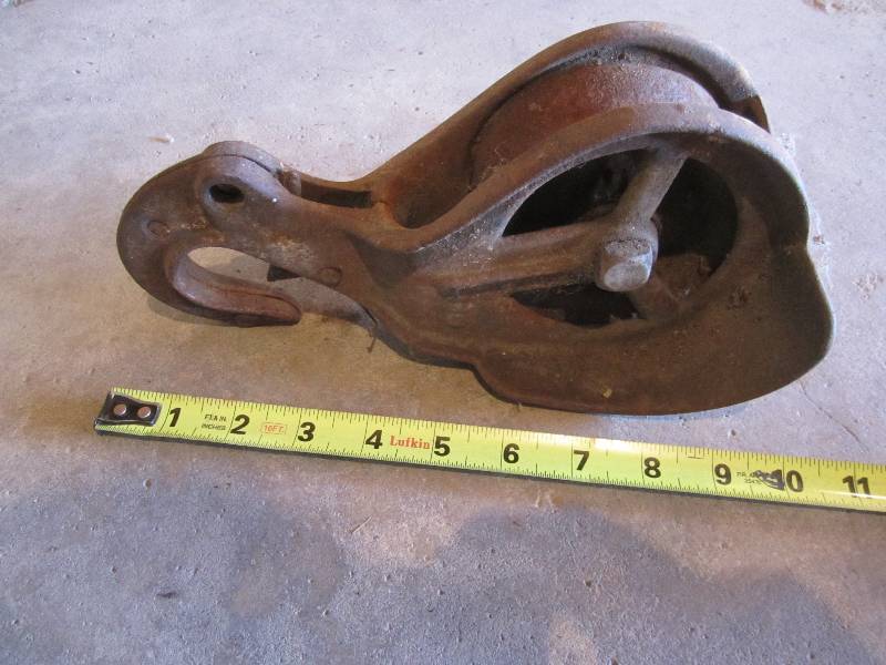 lot 141 image: Hook pulley...