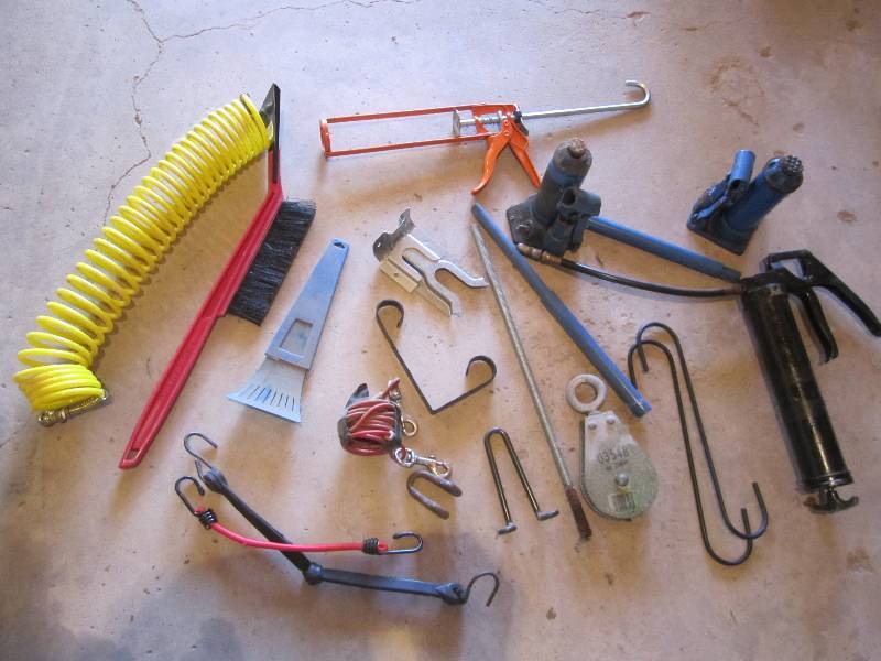 lot 142 image: Lot of automotive tools and accesso...