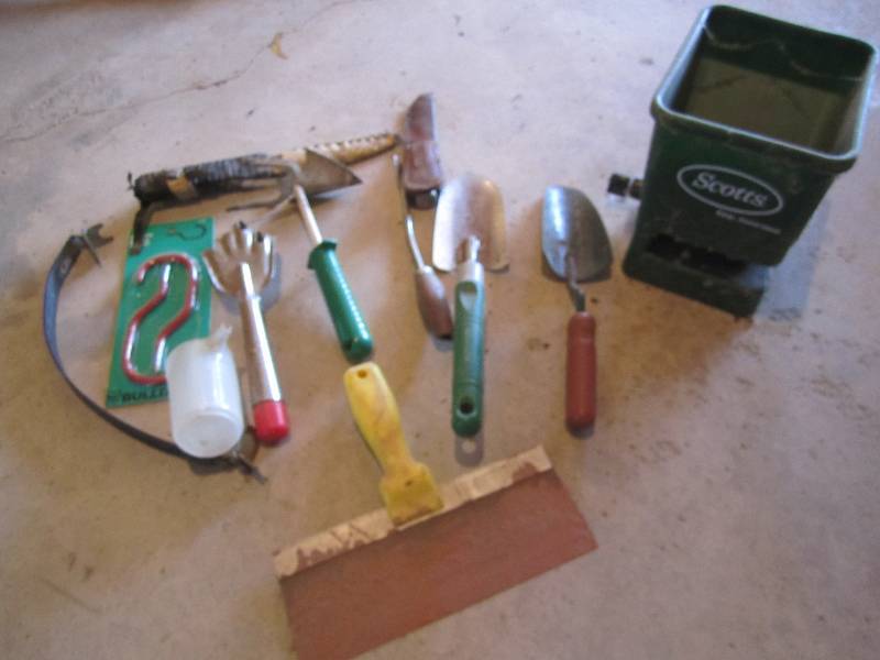 lot 146 image: Lot of gardening tools...