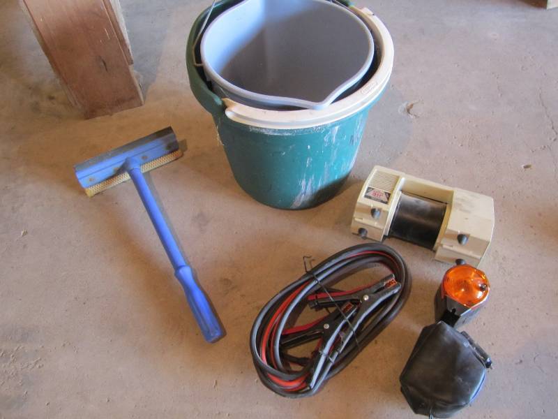 lot 147 image: Lot of automotive items, handy vehi...
