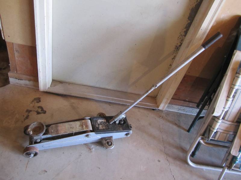 lot 169 image: Floor jack...