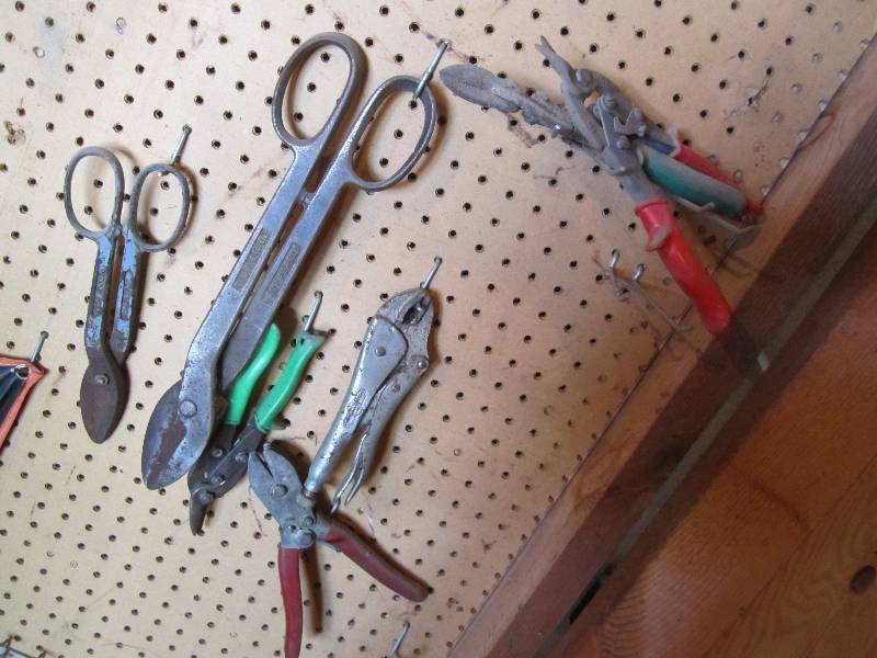 lot 171 image: Lot of snips and clippers...
