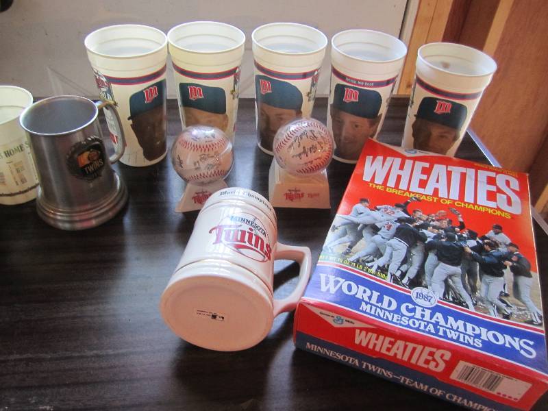 lot 183 image: Lot of Twins memorabelia...