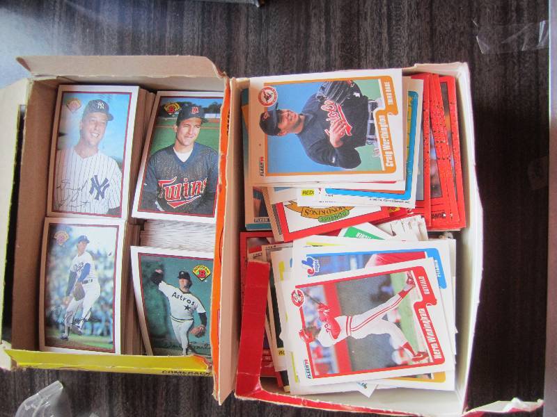 lot 185 image: Lot of assorted baseball cards...