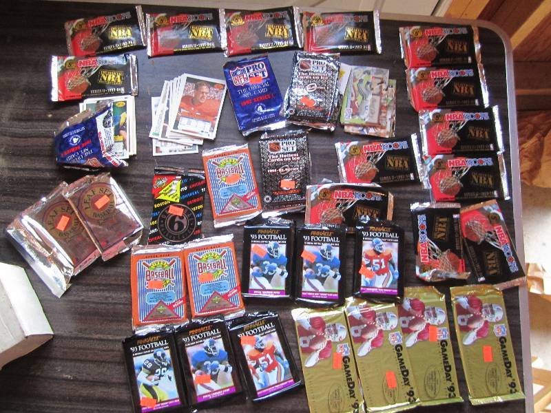 lot 189 image: Lot of opened sports card packs...