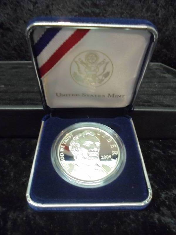2009 Abraham Lincoln Commemorative Silver Dollar in Velvet Display