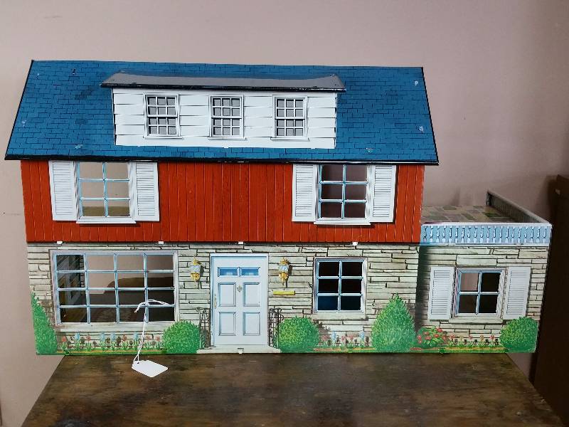 lot 12 image: 1950s Marx Tin Litho Colonial Mansion
