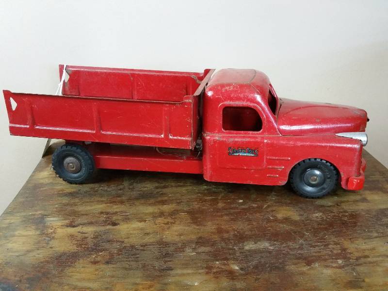 lot 23 image: 1950s Structo Pressed Steel Dump Truck