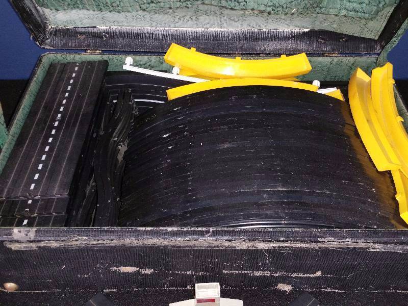 lot 18 image: 1965 Aurora Slot Car Track in Vintage Suitcase