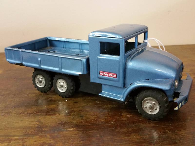 lot 29 image: Haji Japan Tin Friction Truck w Tin Road Signs
