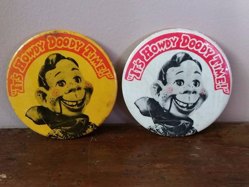 lot 40 image: (2) Howdy Doody Pin-back Buttons