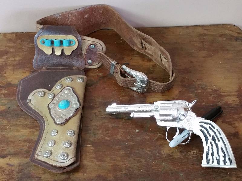 lot 41 image: Vintage Fancy Turquoise & Metal Holster & Cap Gun