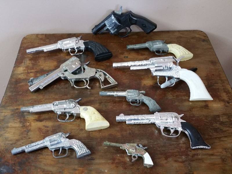 lot 45 image: (10) Cap Guns Including a Pony Boy, Etc.