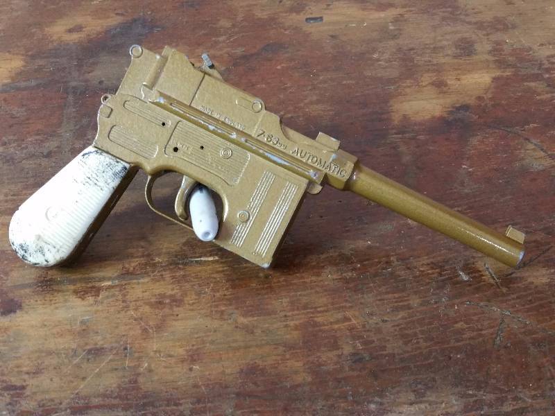 lot 46 image: Young Mr. Churchill Cap Gun