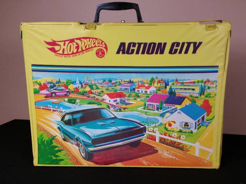 lot 88 image: 1968 Hotwheels Action City Carrying Case Play Set Redline