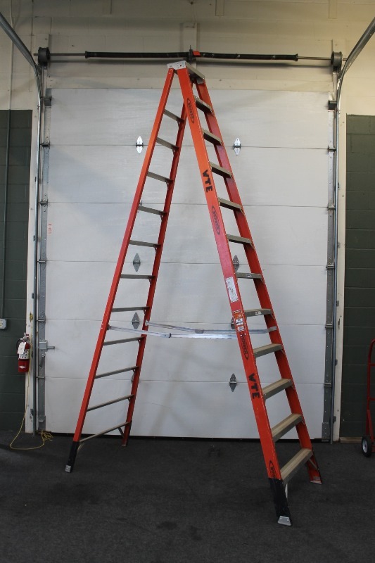 lot 3 image: WERNER Fiberglass Ladder