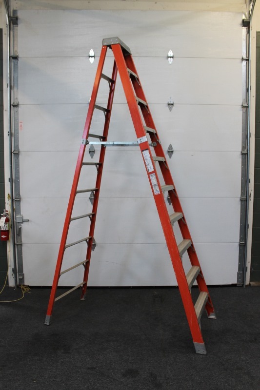 lot 4 image: Louisville 10 Fiberglass Ladder