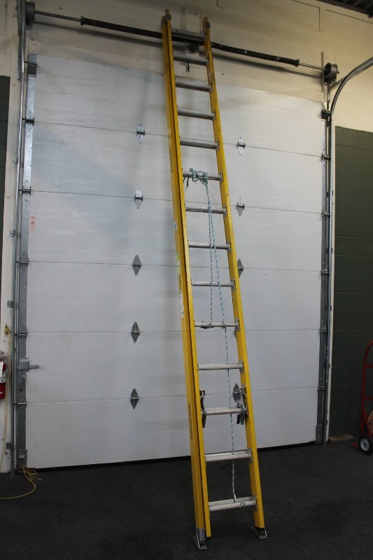 lot 5 image: WERNER Fiberglass Extension Ladder