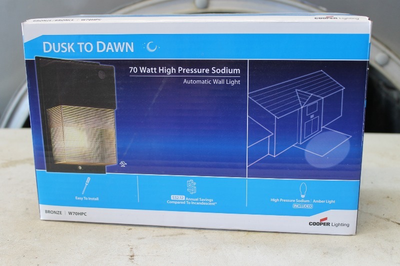 lot 29 image: Dusk to Dawn Wall Light (NEW)