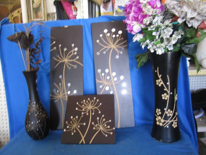 Set of decorative items ...