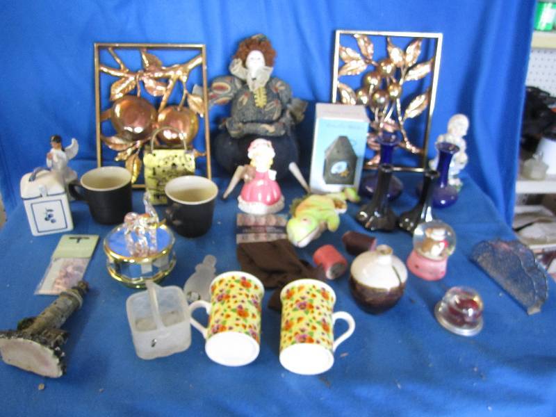 Lot of decorative items...