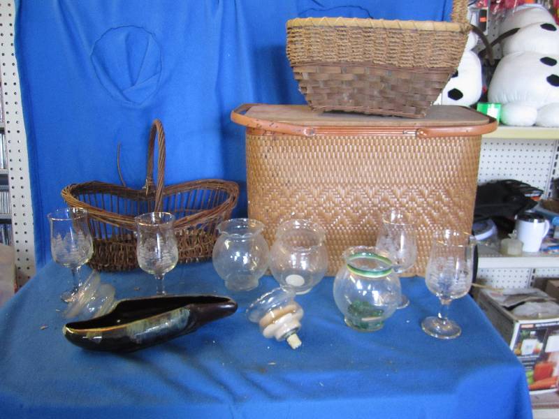 Lot of baskets and glassware...