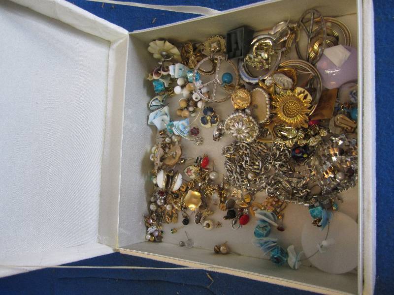 Jewlery box with assorted costume j...