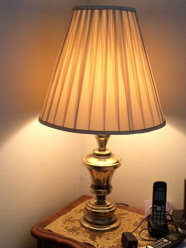 lot 4 image: Lamp