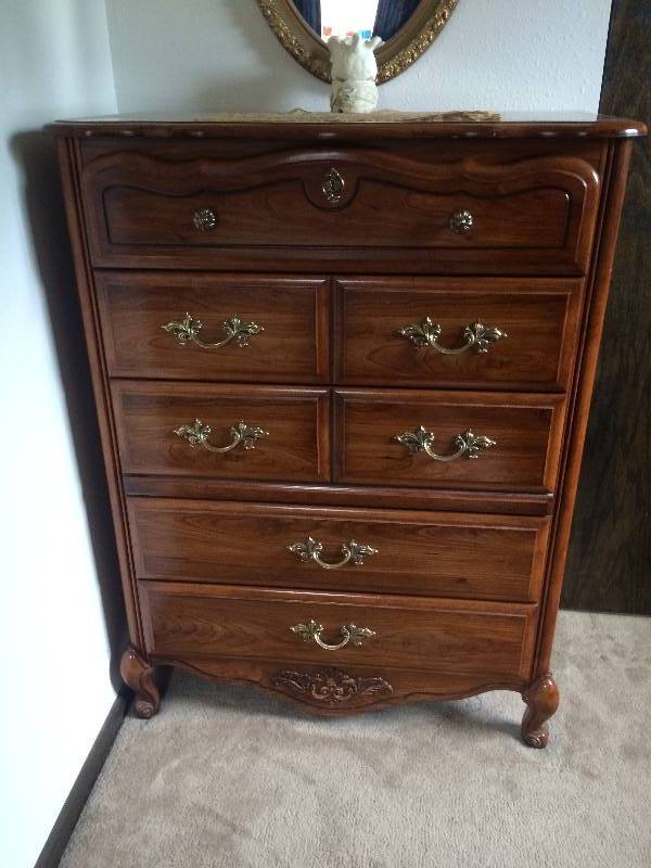 lot 6 image: Dresser