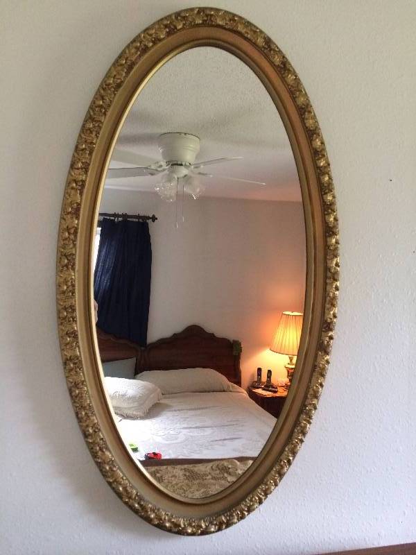 lot 7 image: Vintage Oval Mirror