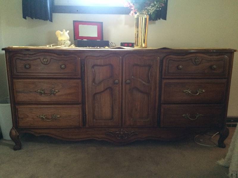 lot 9 image: Dresser