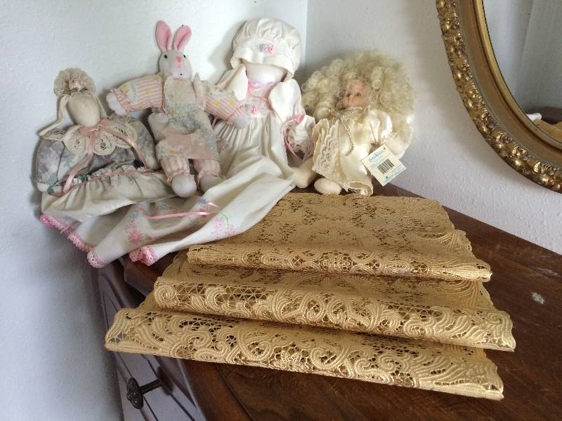 lot 11 image: Bedroom Decor